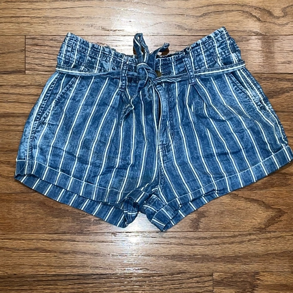 American Eagle Striped Shorts - size 4 - Belted